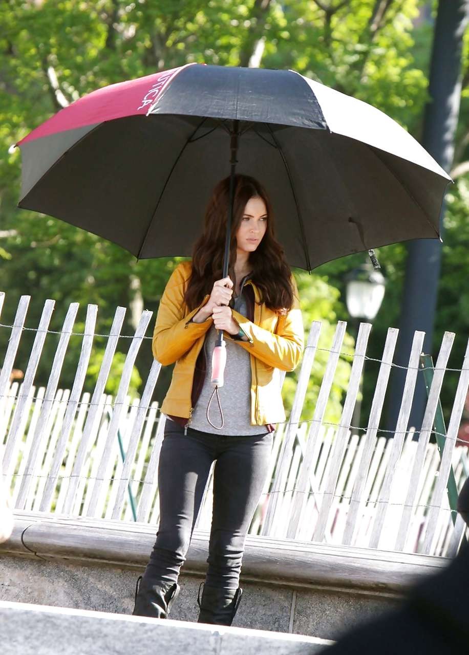 Megan fox zeigt ihr Gesicht und einen schönen Hintern in Jeans
 #75230974