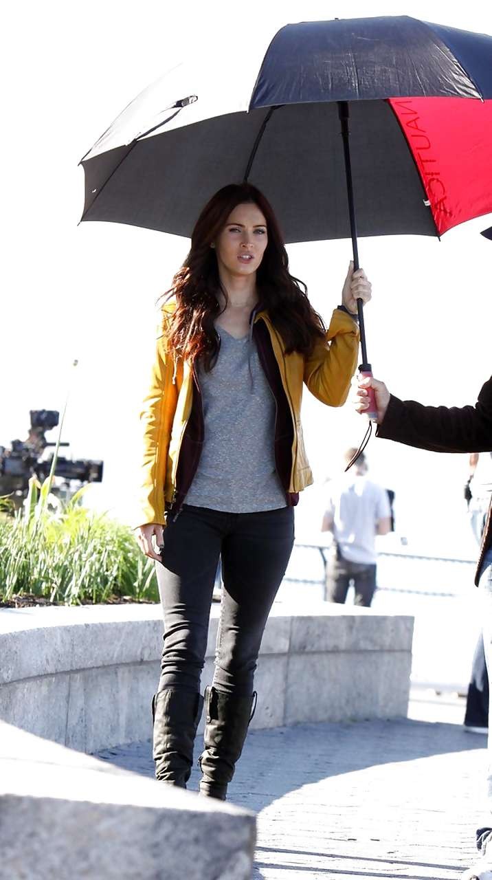 Megan fox mostrando su cara y un buen trasero en jeans
 #75230992