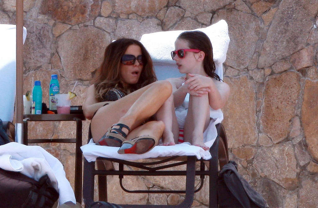Kate Beckinsale entblößt sexy Körper und heißen Arsch im Bikini am Strand
 #75334313