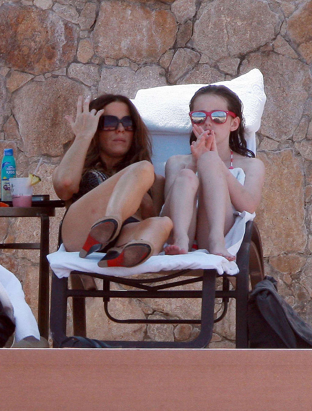 Kate Beckinsale entblößt sexy Körper und heißen Arsch im Bikini am Strand
 #75334322
