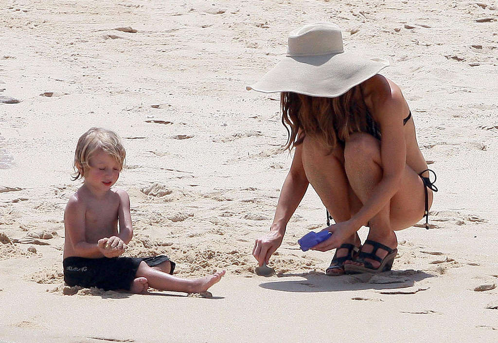 Kate Beckinsale entblößt sexy Körper und heißen Arsch im Bikini am Strand
 #75334360