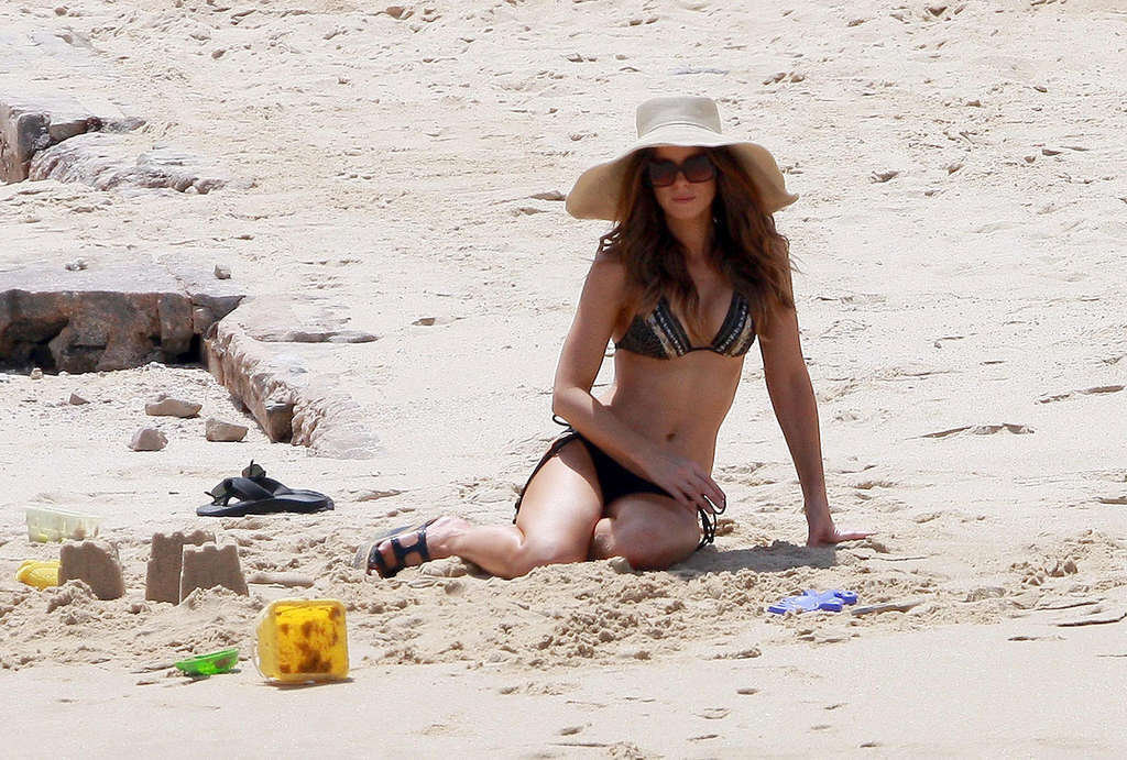 Kate beckinsale che espone il corpo sexy e il culo caldo in bikini sulla spiaggia
 #75334376