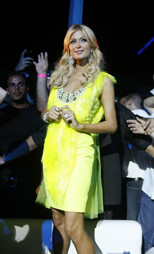 Paris Hilton mostrando la sua bella figa rasata upskirt foto paparazzi e il suo gr
 #75389184