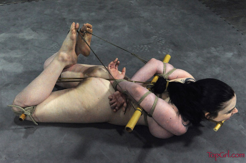 El bondage es algo más que un pasatiempo para la hermana dee. el sadismo no es sólo un pasatiempo 
 #72080804