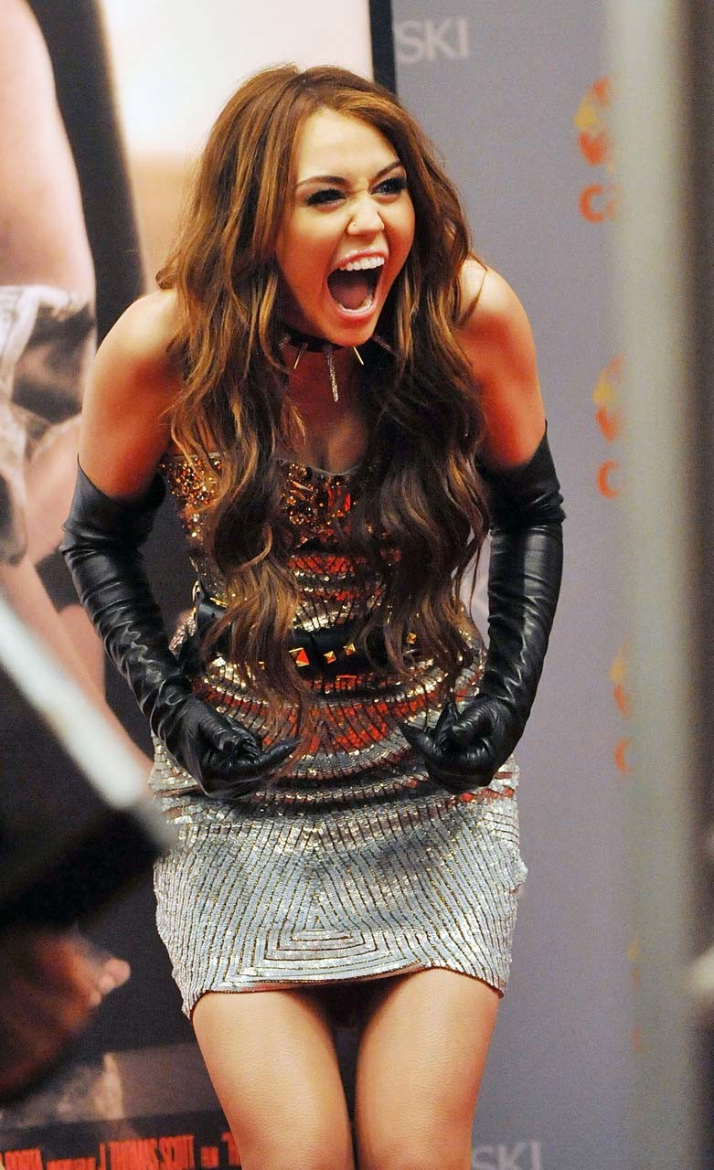 Miley Cyrus esponendo il suo corpo sexy e belle tette in abiti bagnati
 #75314558