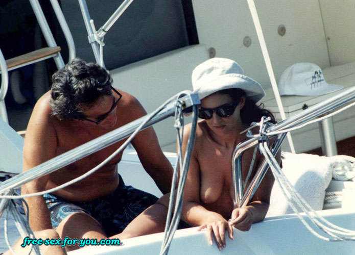 Monica Bellucci che mostra le sue tette su yacht foto paparazzi
 #75424858