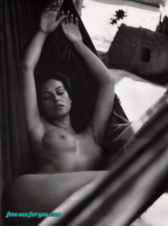 Monica Bellucci zeigt ihre Titten auf Yacht Paparazzi-Bilder
 #75424898