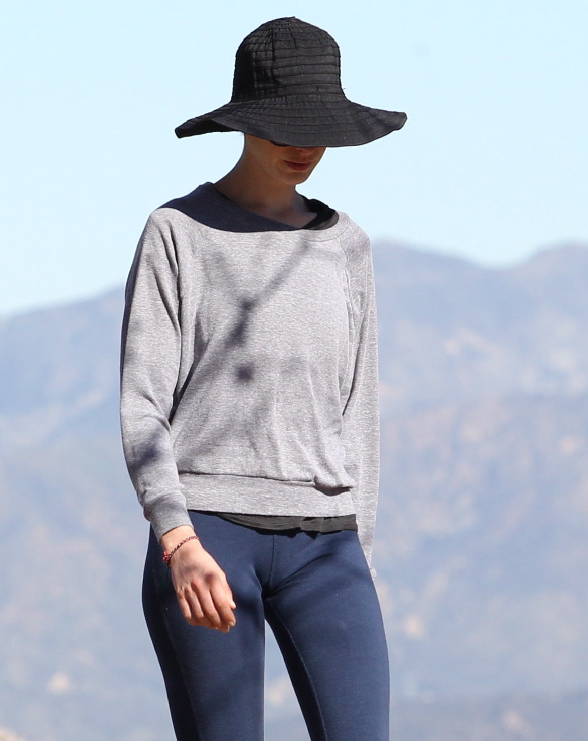 Anne Hathaway shows cameltoe  ass wearing tights for a hike in Hollywood Hills #75243125