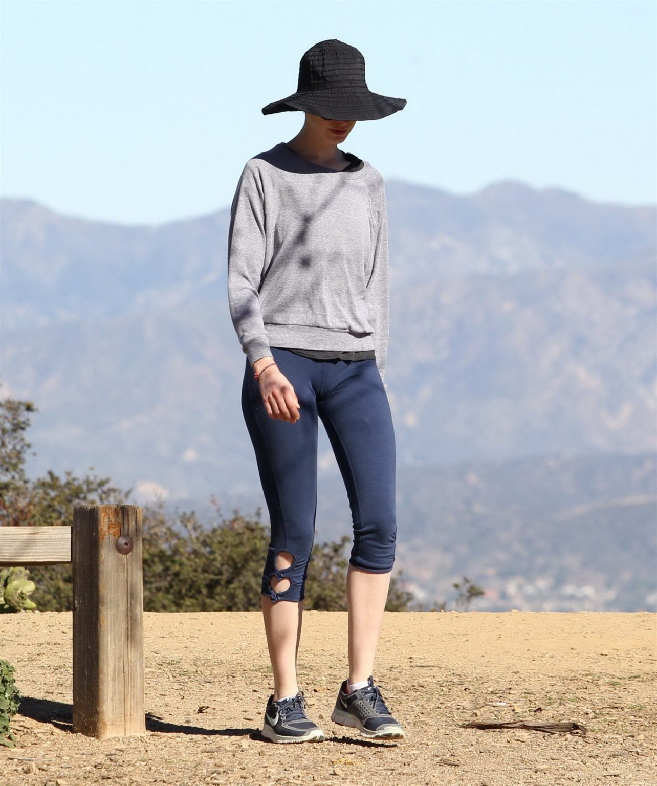 Anne Hathaway shows cameltoe  ass wearing tights for a hike in Hollywood Hills #75243134