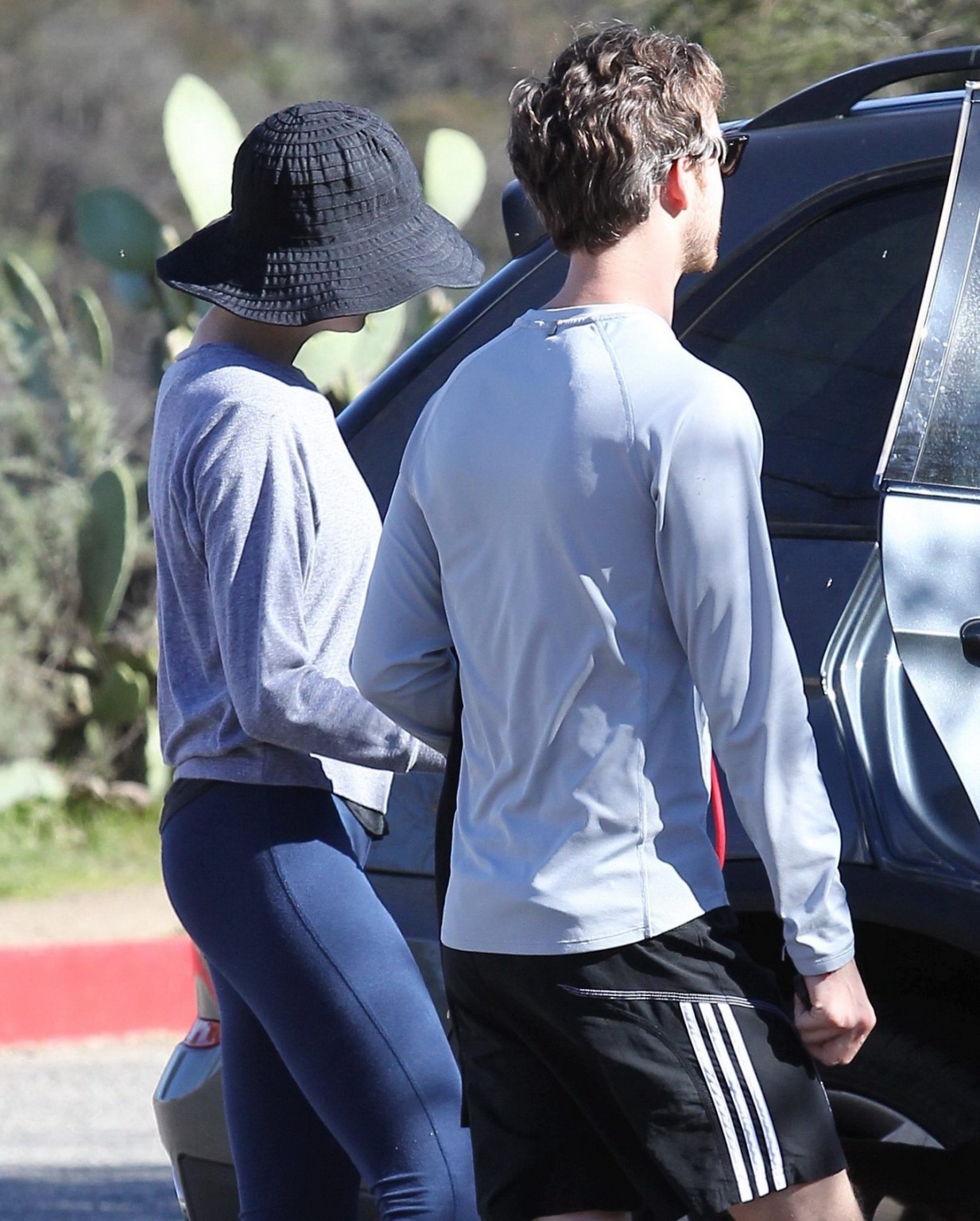 Anne Hathaway shows cameltoe  ass wearing tights for a hike in Hollywood Hills #75243152