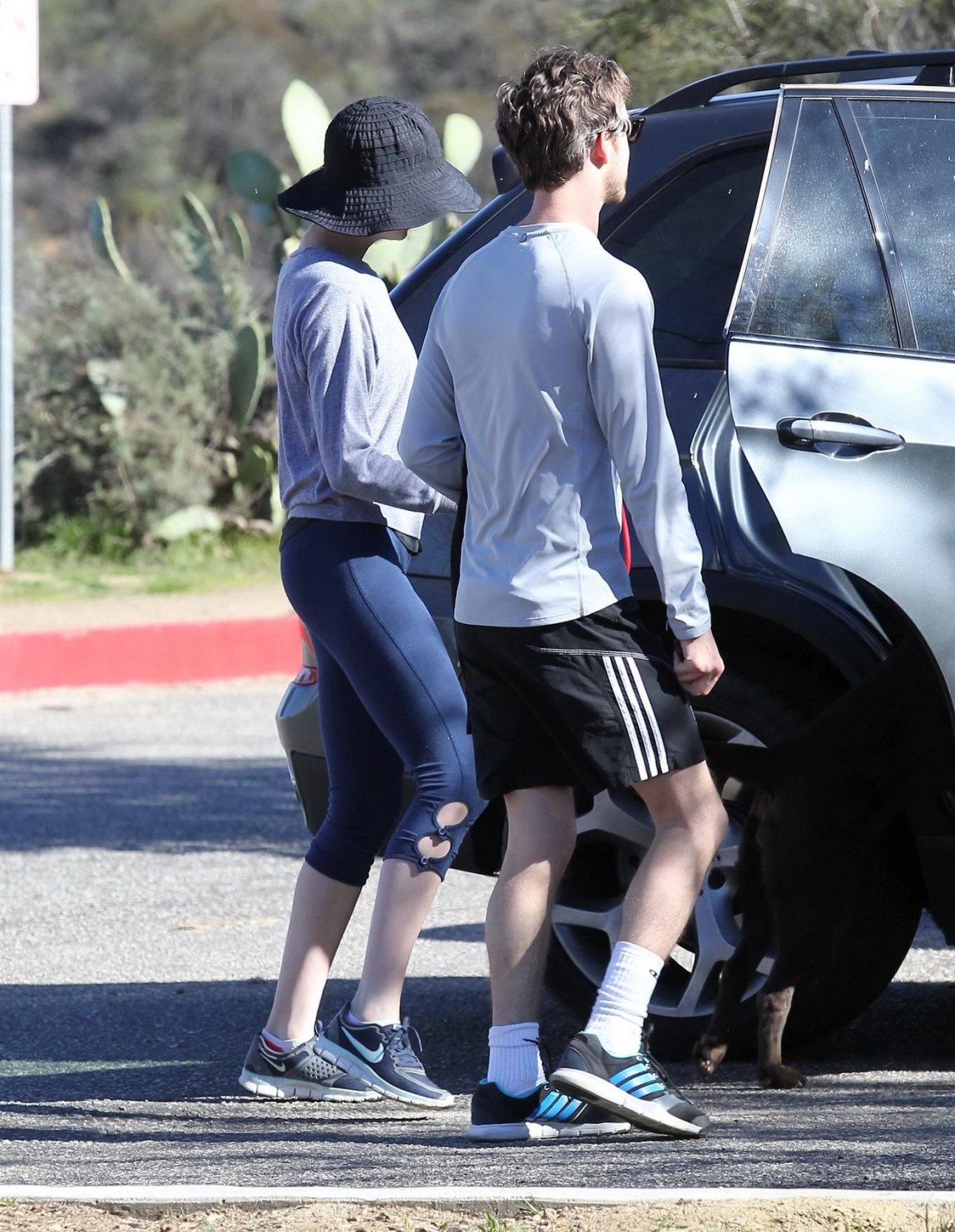 Anne Hathaway shows cameltoe  ass wearing tights for a hike in Hollywood Hills #75243159