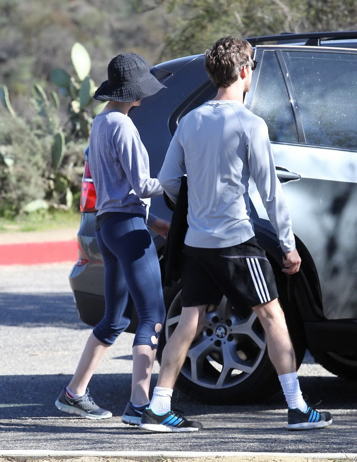 Anne Hathaway shows cameltoe  ass wearing tights for a hike in Hollywood Hills #75243171