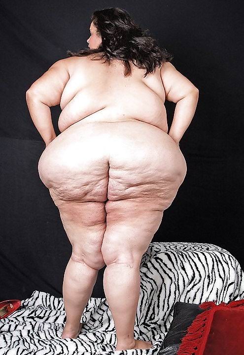 Donne grasse che mostrano i loro enormi culi
 #70070969