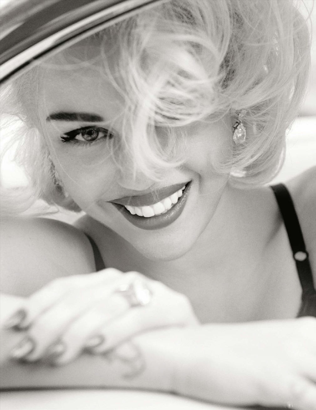Miley Cyrus oben ohne in Magazin-Fotoshoot
 #75190485