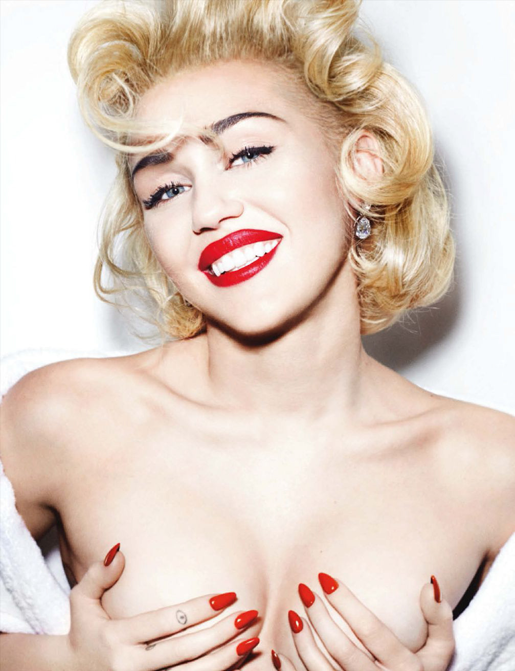 Miley cyrus、雑誌の写真撮影でトップレスになる
 #75190489