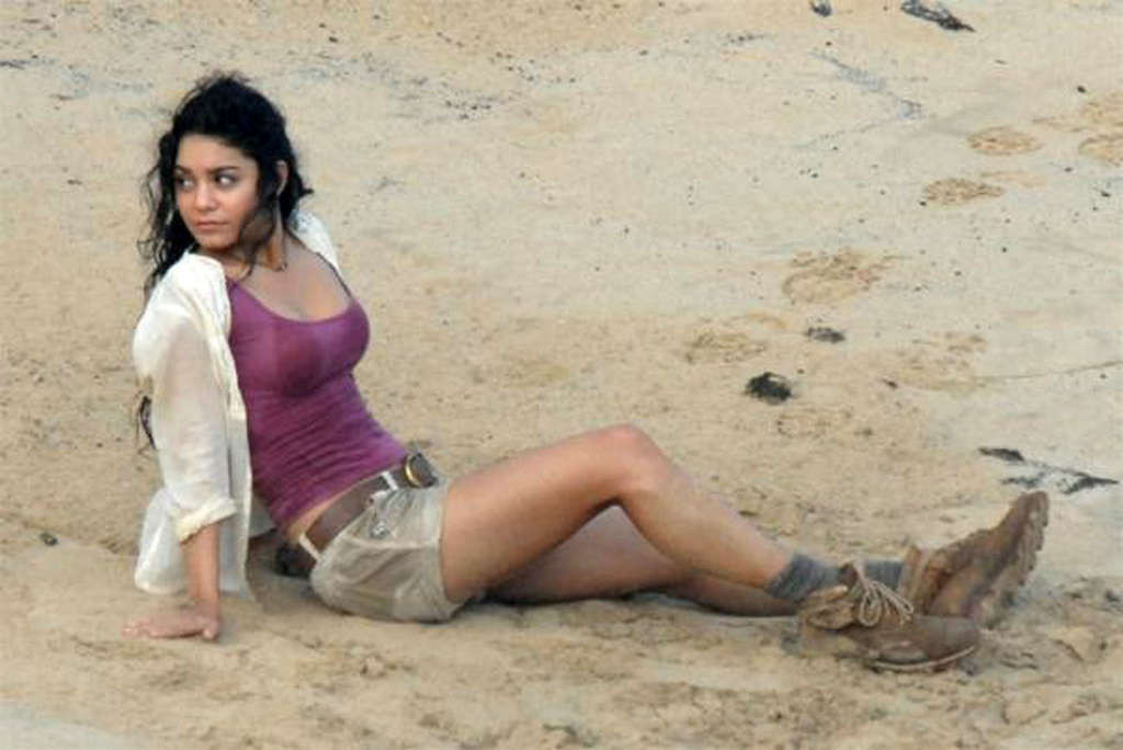 Vanessa hudgens esponendo il suo corpo sexy e culo caldo in pantaloncini corti
 #75326413