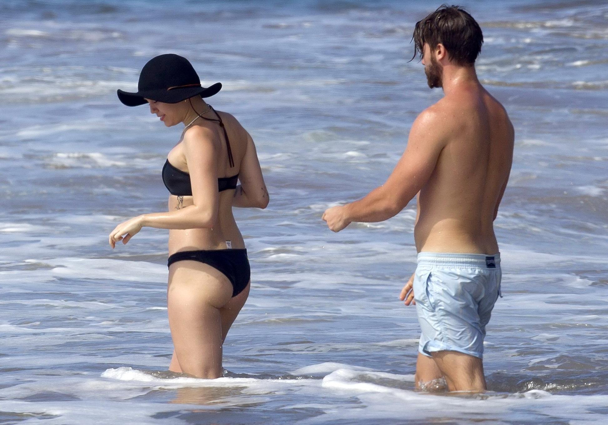 Miley cyrus mostrando su cuerpo en bikini y dejándose manosear el culo en un hawaiano
 #75175205