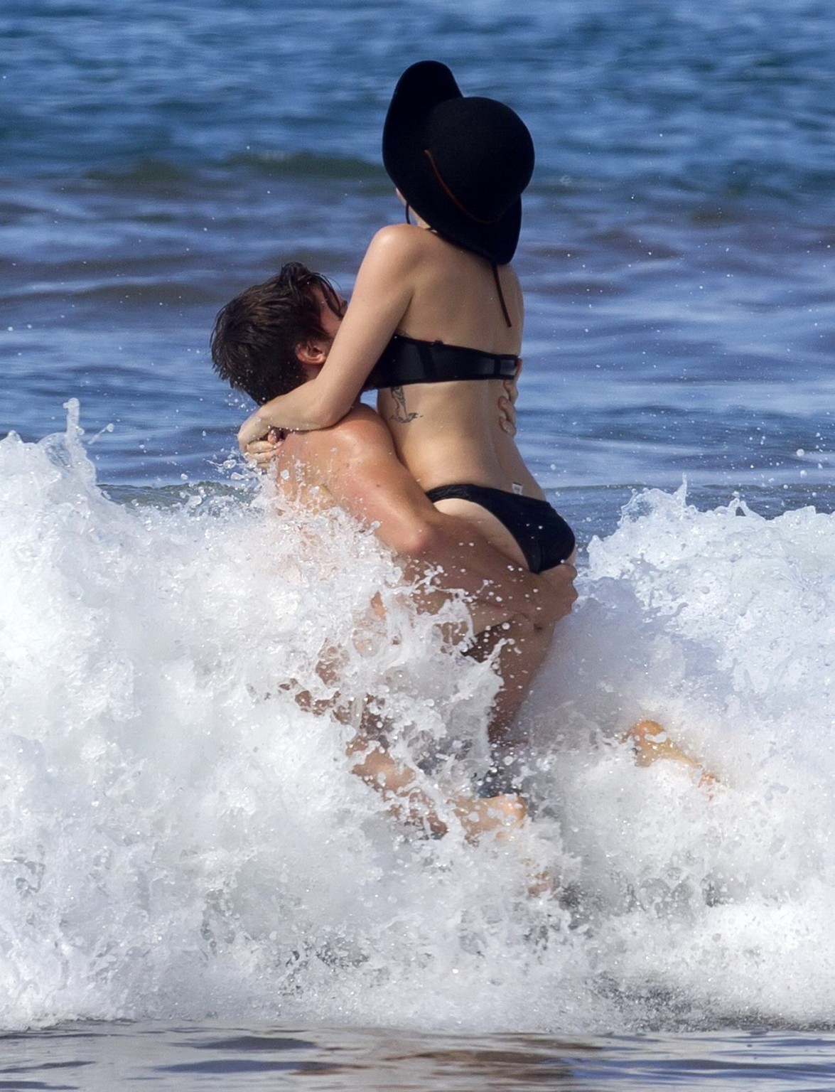 Miley cyrus mostrando su cuerpo en bikini y dejándose manosear el culo en un hawaiano
 #75175230