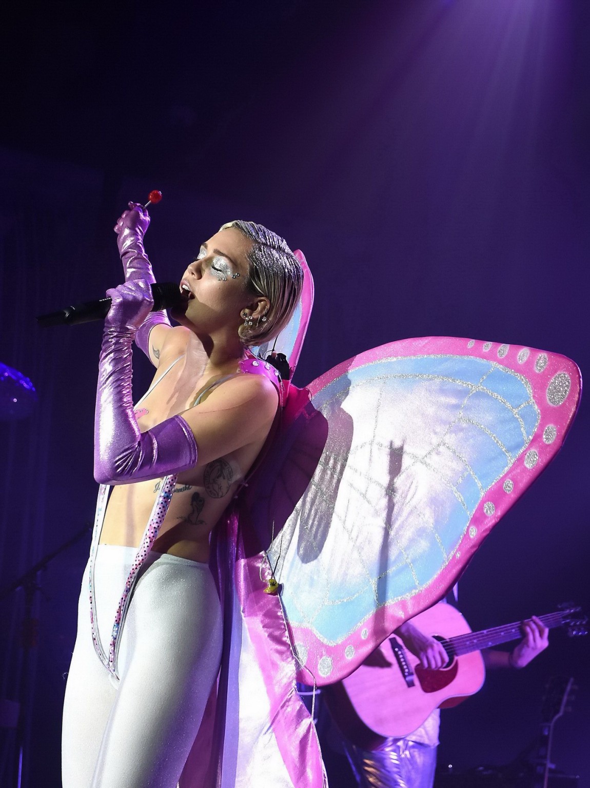 Miley cyrus en topless con bragas de mariposa y pantimedias durante su actuación en 
 #75164637