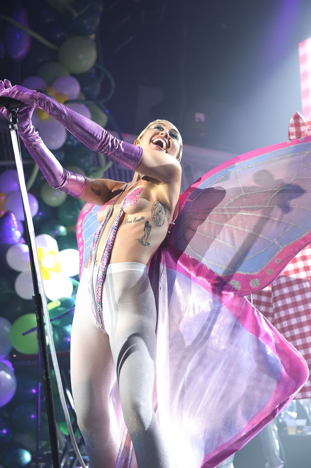 Miley cyrus en topless con bragas de mariposa y pantimedias durante su actuación en 
 #75164644