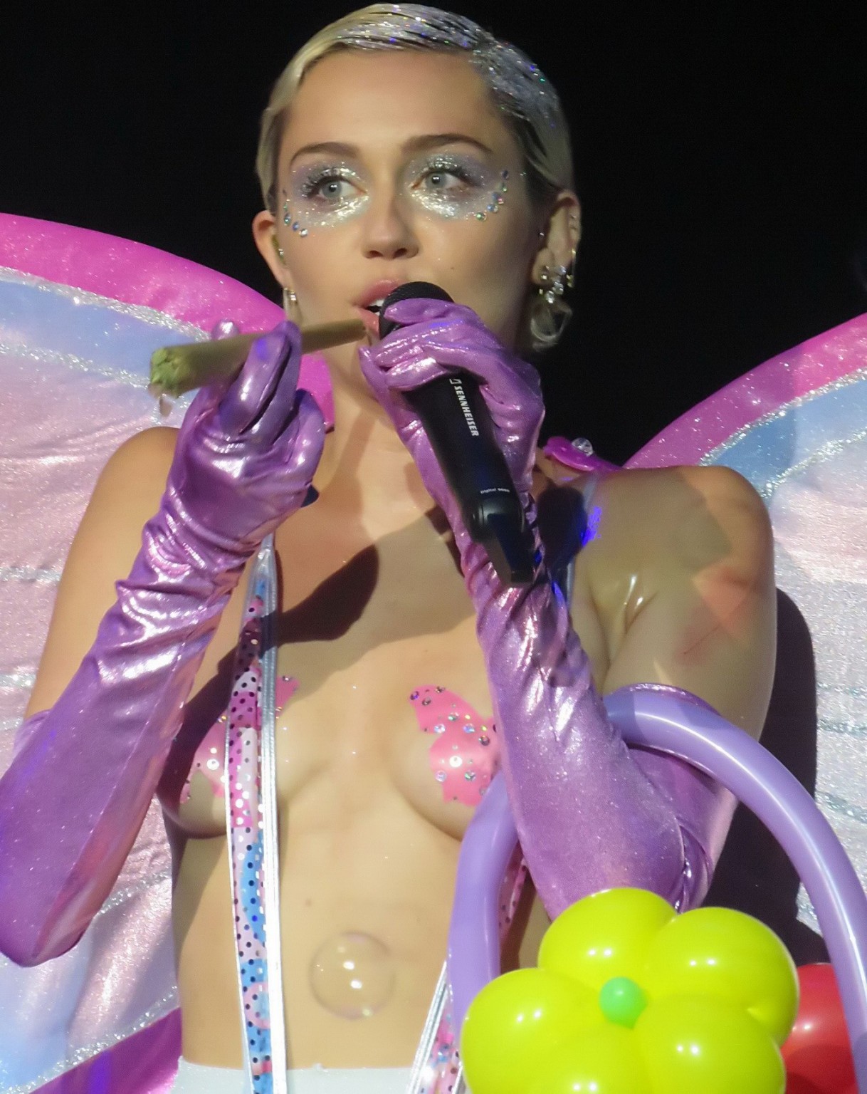 Miley cyrus en topless con bragas de mariposa y pantimedias durante su actuación en 
 #75164659