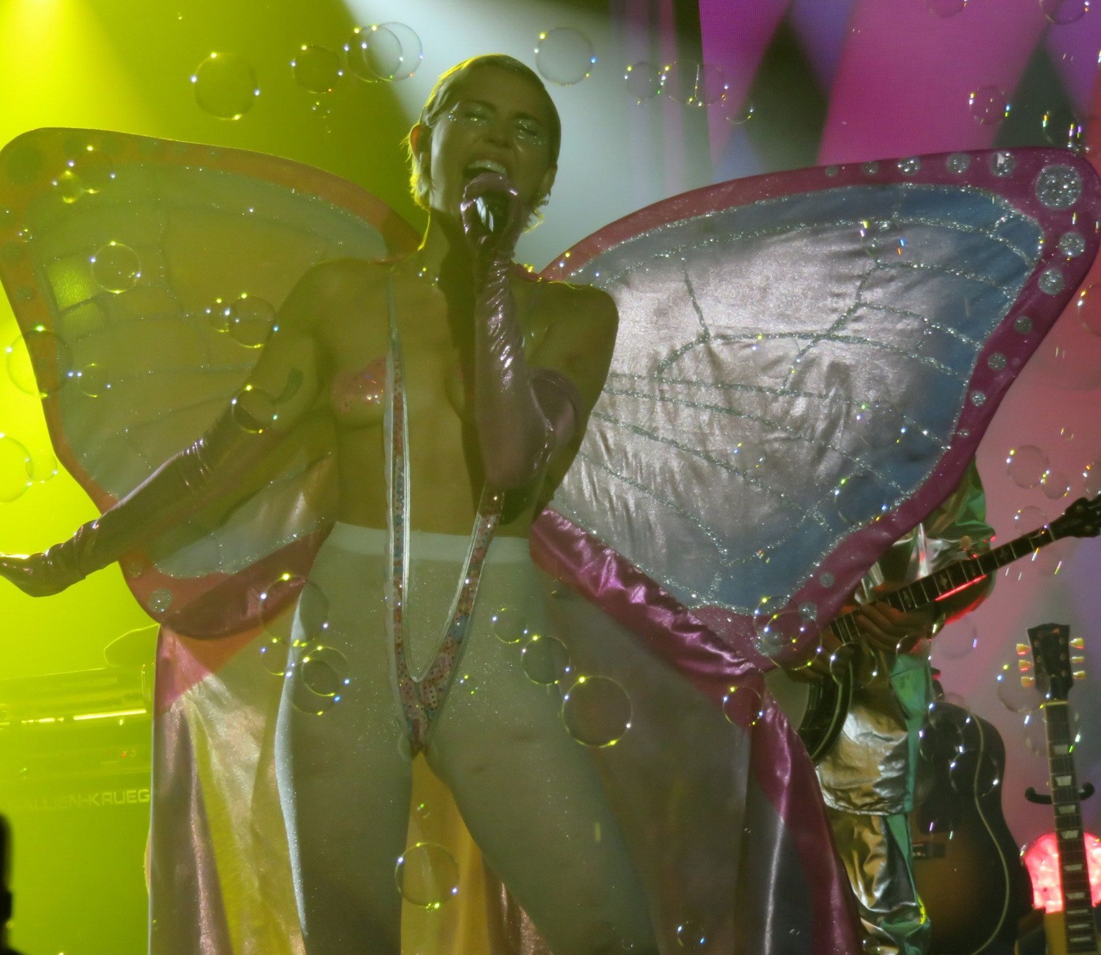 Miley cyrus en topless con bragas de mariposa y pantimedias durante su actuación en 
 #75164683