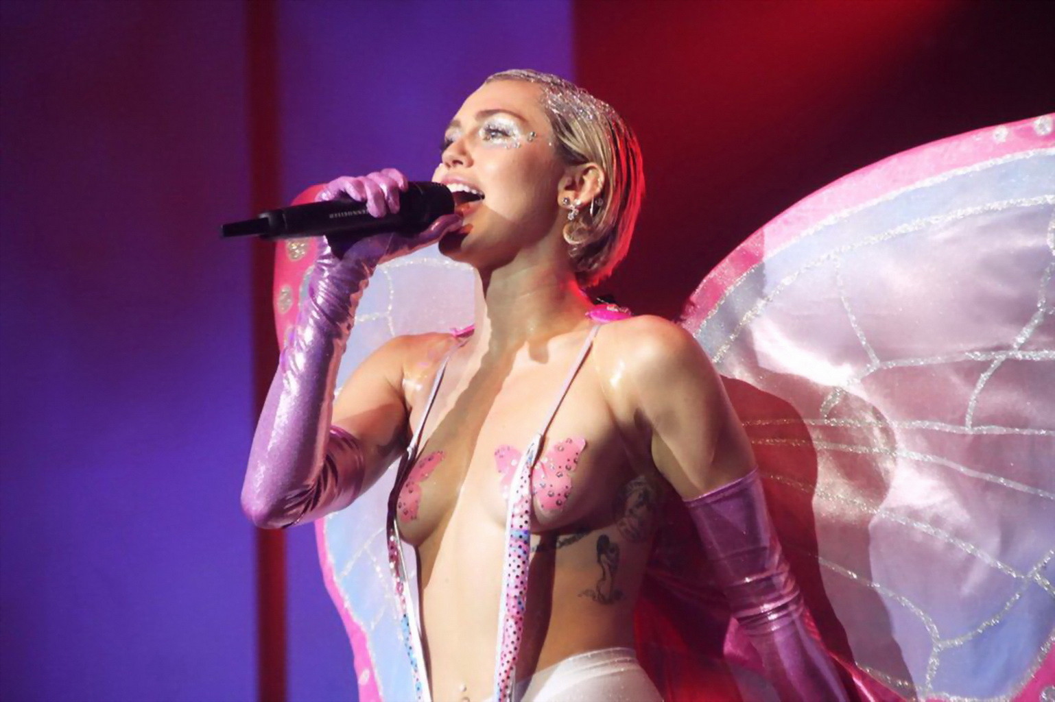 Miley cyrus en topless con bragas de mariposa y pantimedias durante su actuación en 
 #75164695