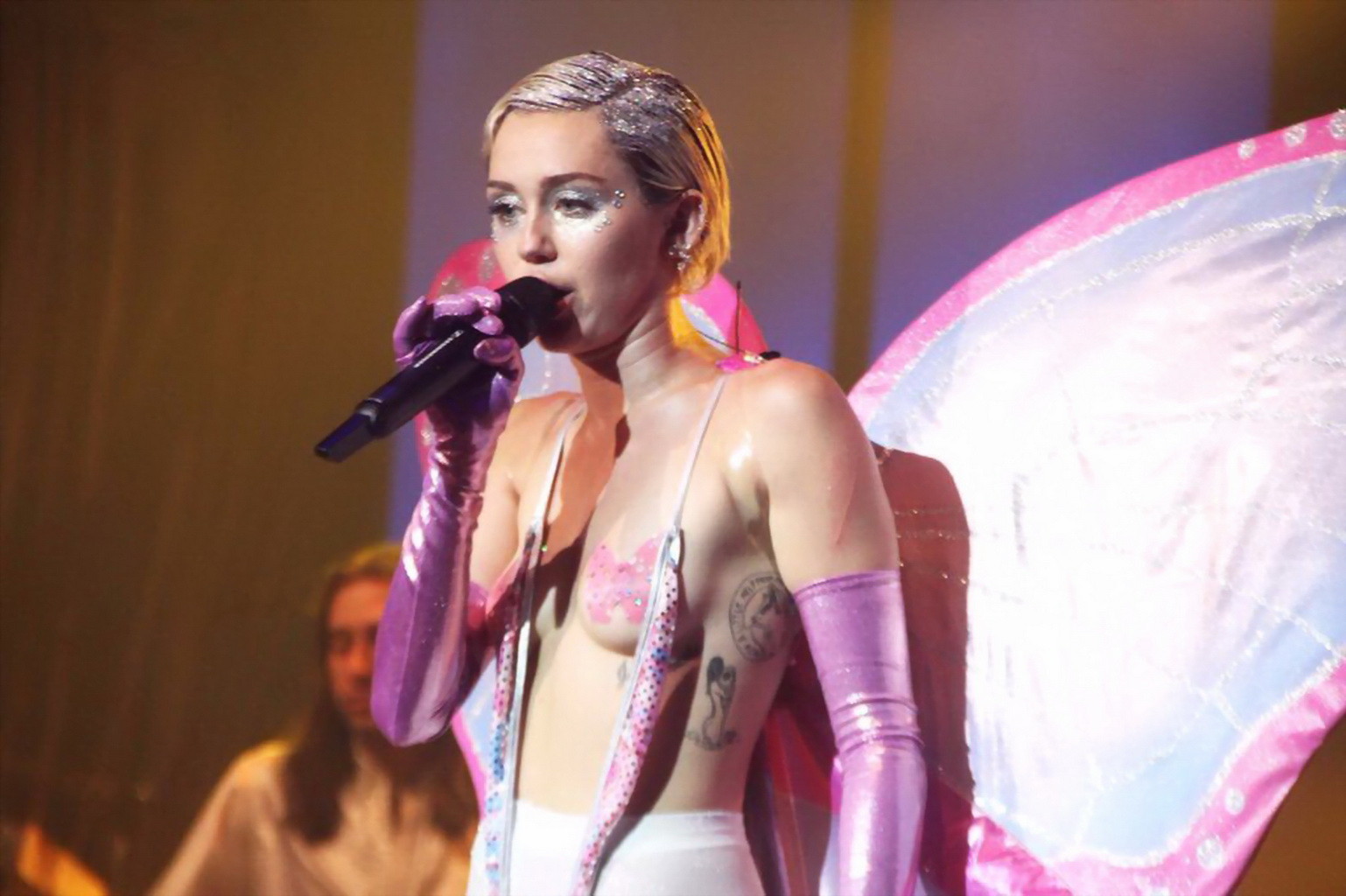 Miley cyrus en topless con bragas de mariposa y pantimedias durante su actuación en 
 #75164698