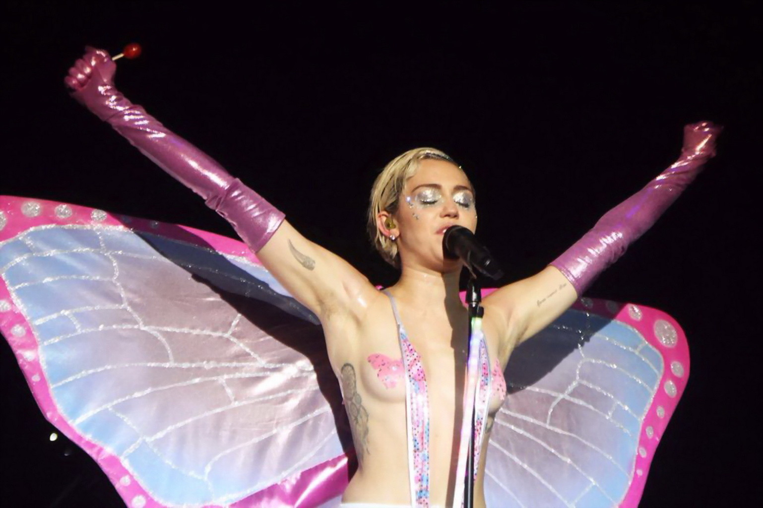 Miley cyrus en topless con bragas de mariposa y pantimedias durante su actuación en 
 #75164712