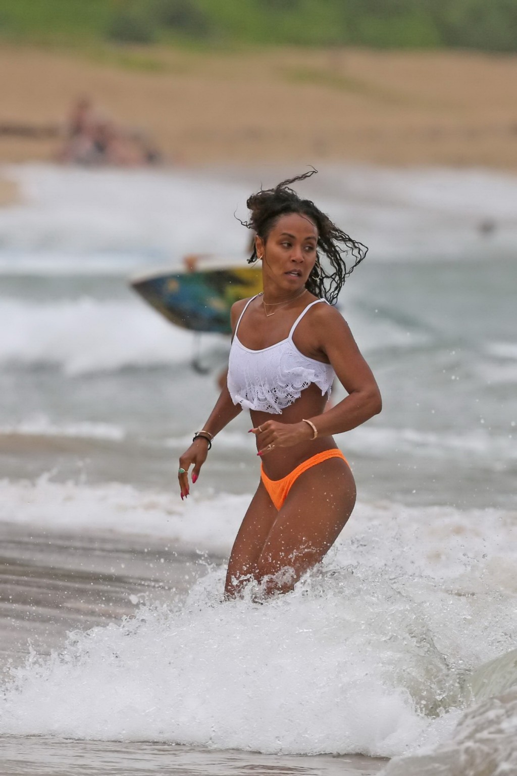 Jada pinkett smith portant un minuscule bikini orange à la plage à hawaii
 #75193519