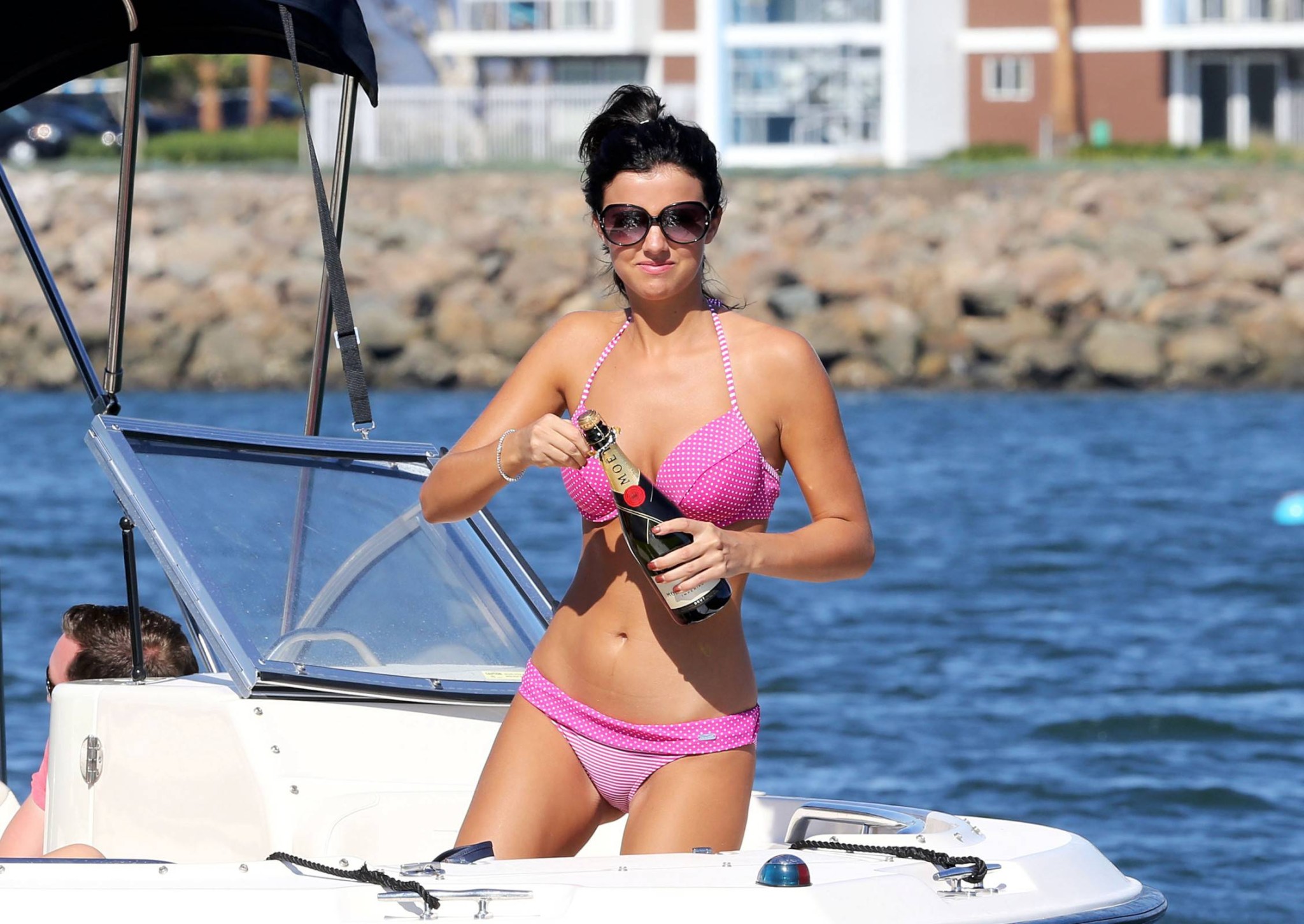 Lucy mecklenburgh en bikini à pois roses se bat avec une bouteille de moet à la soirée 
 #75220299