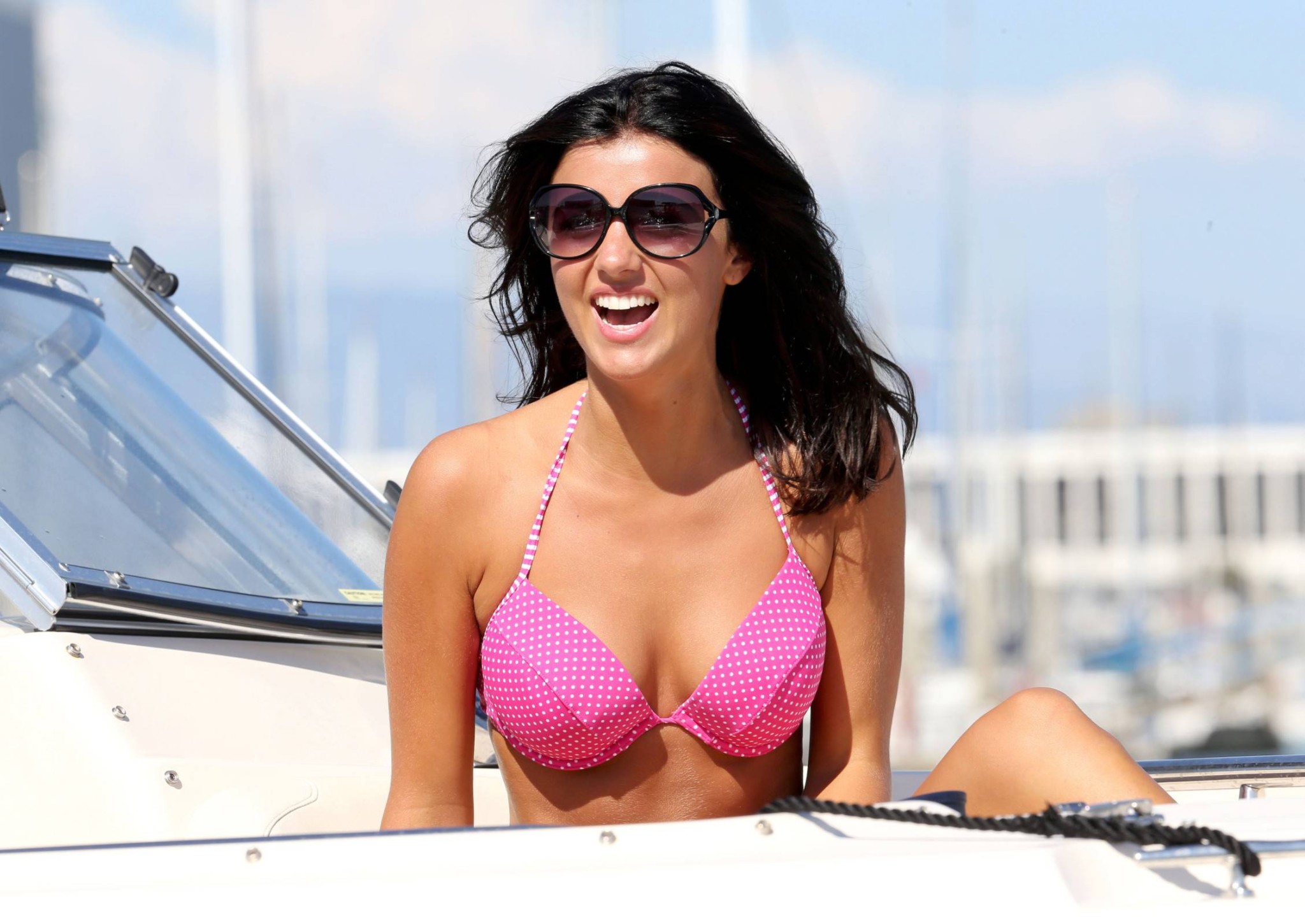 Lucy mecklenburgh en bikini à pois roses se bat avec une bouteille de moet à la soirée 
 #75220337