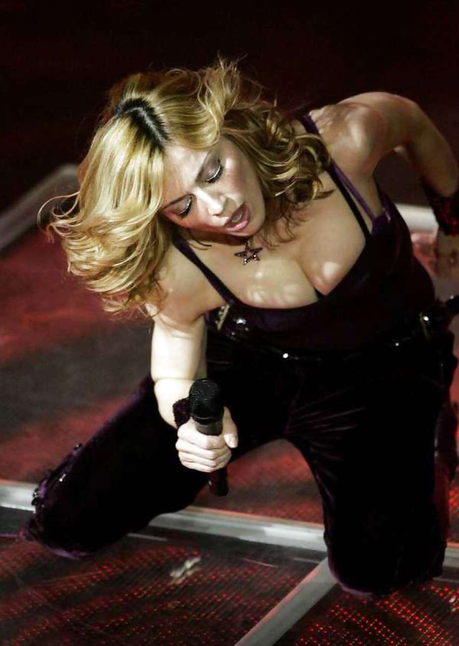 Madonna montre ses seins en soutien-gorge transparent et ses poils pubiens sur une plage, photo paparazzi à l'appui.
 #75286099