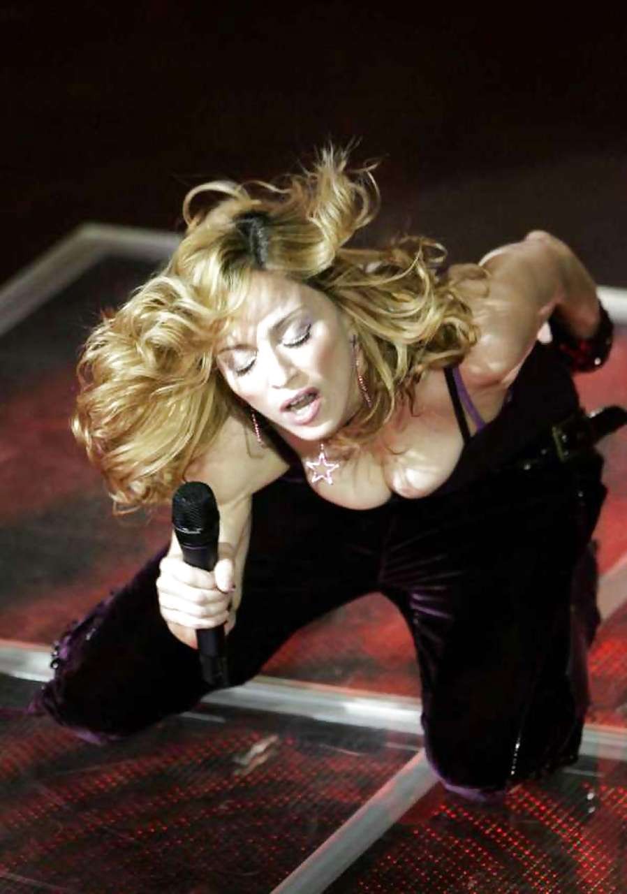 Madonna montre ses seins en soutien-gorge transparent et ses poils pubiens sur une plage, photo paparazzi à l'appui.
 #75286101