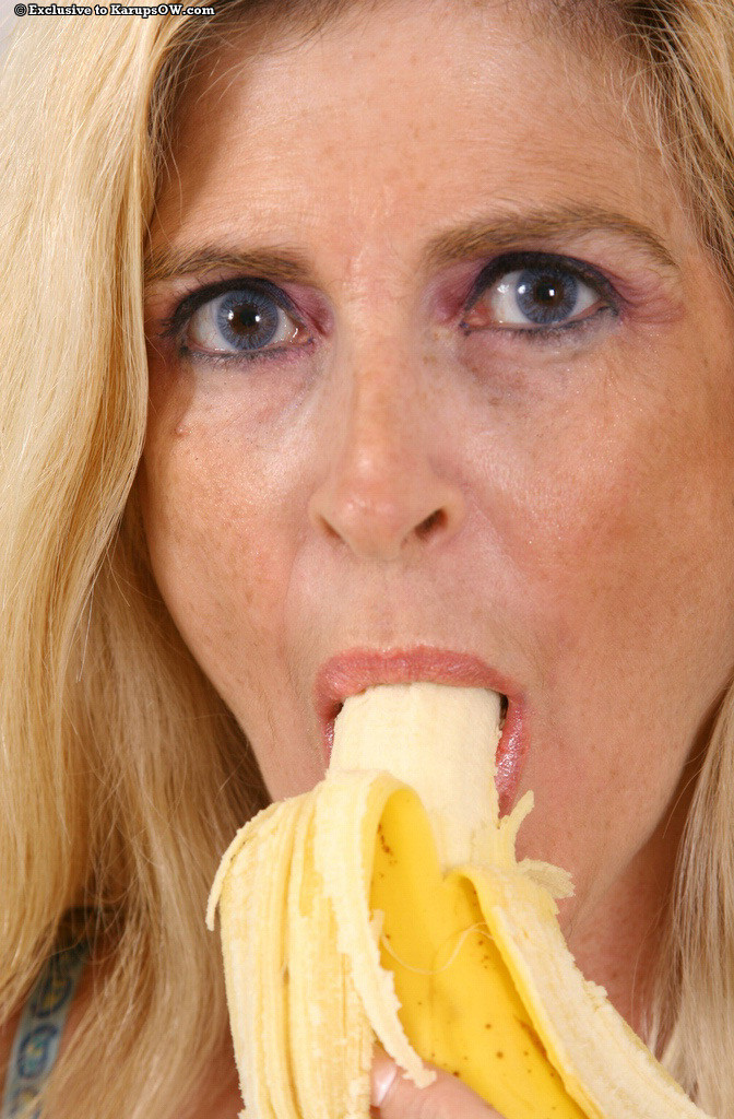 Una sexy rubia tetona madura comiendo un plátano
 #77708349