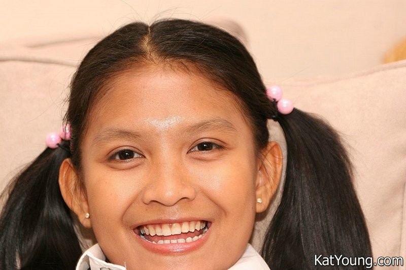 Kat es una linda colegiala exótica tailandesa chupando un plátano
 #70024770