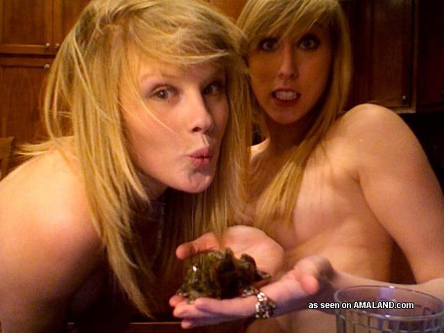 台所で裸になっているレズビアンたちの写真
 #67311194