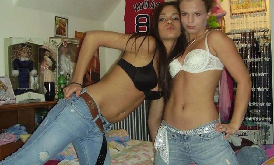 Bildergalerie von dampfenden, heißen, verspielten Lesben-Teens 
 #68429136