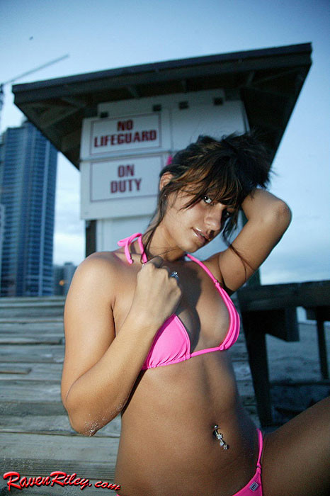 Joven latina cachonda raven riley se desnuda en la playa
 #78010902