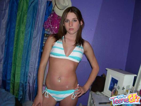 Cute teen girlfriends posing for pictures (en anglais)
 #67709534