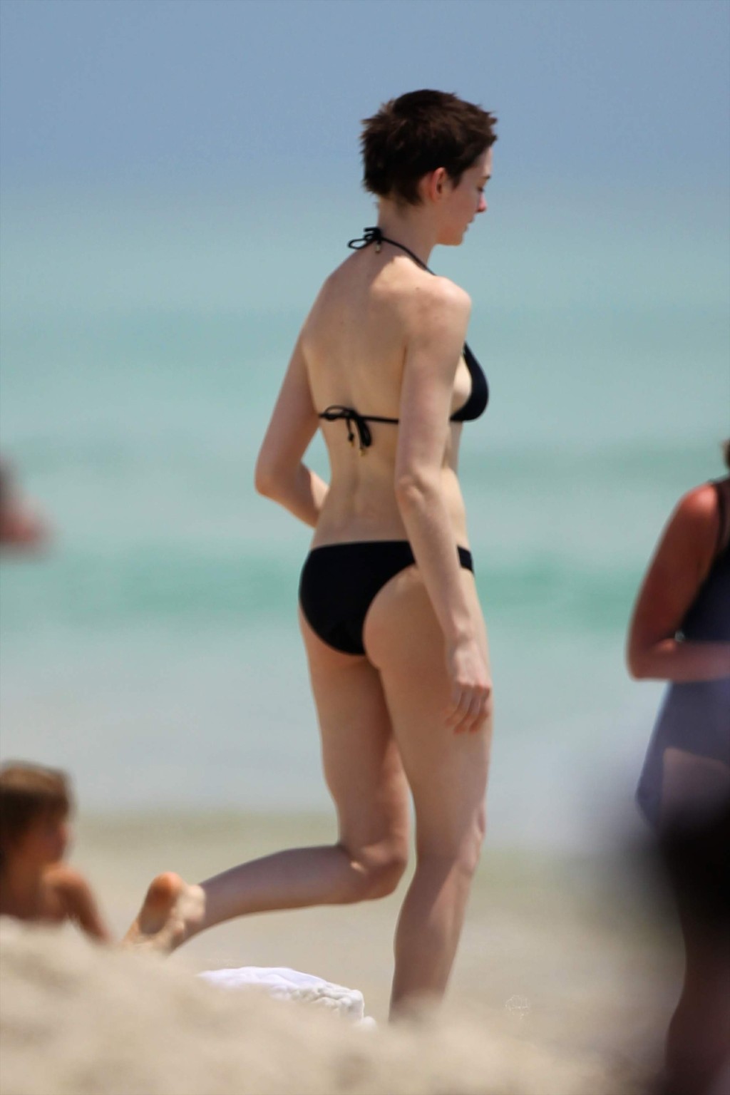 Anne hathaway portant un bikini noir sexy sur une plage de miami
 #75263427