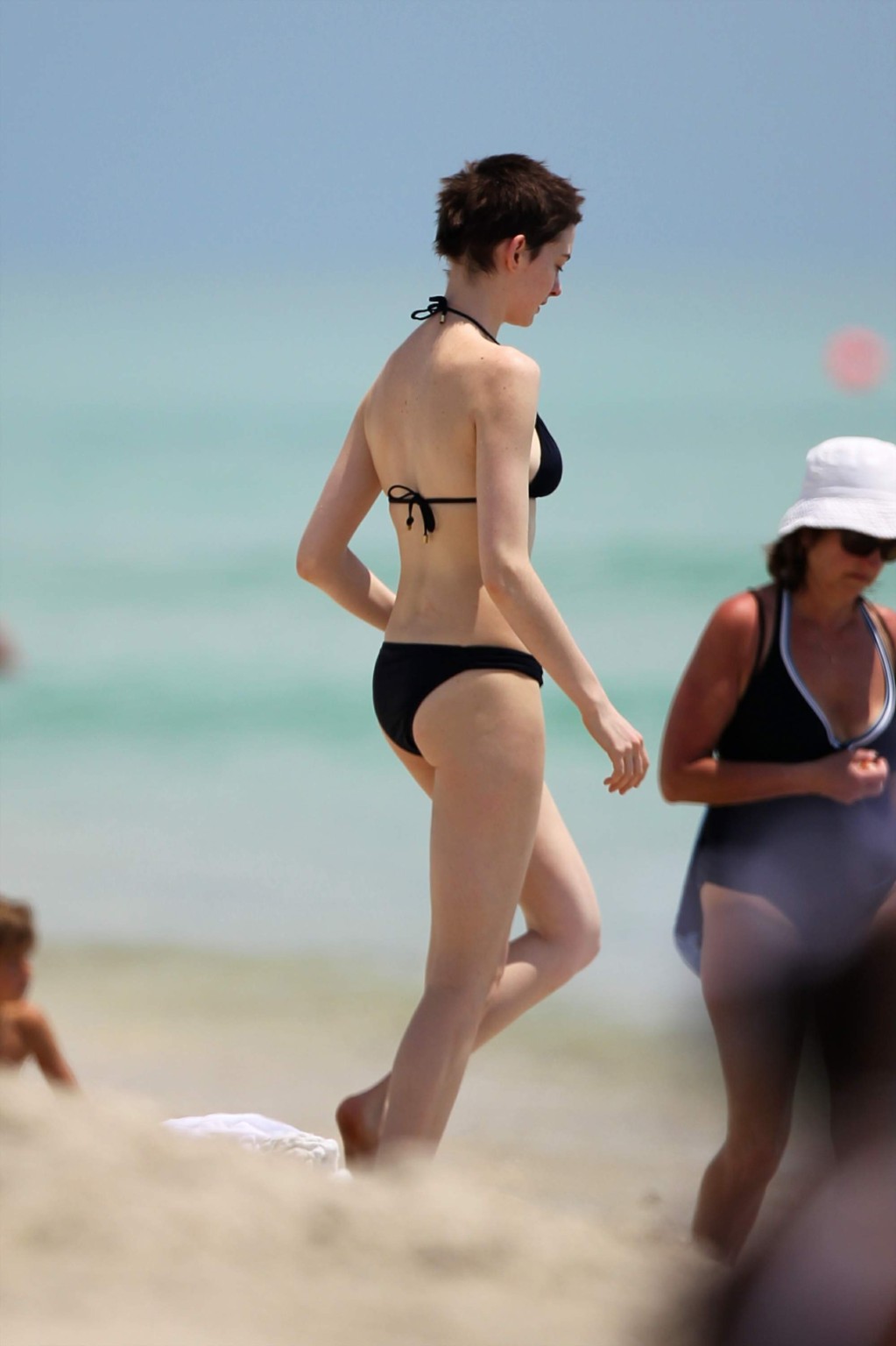 Anne hathaway portant un bikini noir sexy sur une plage de miami
 #75263431