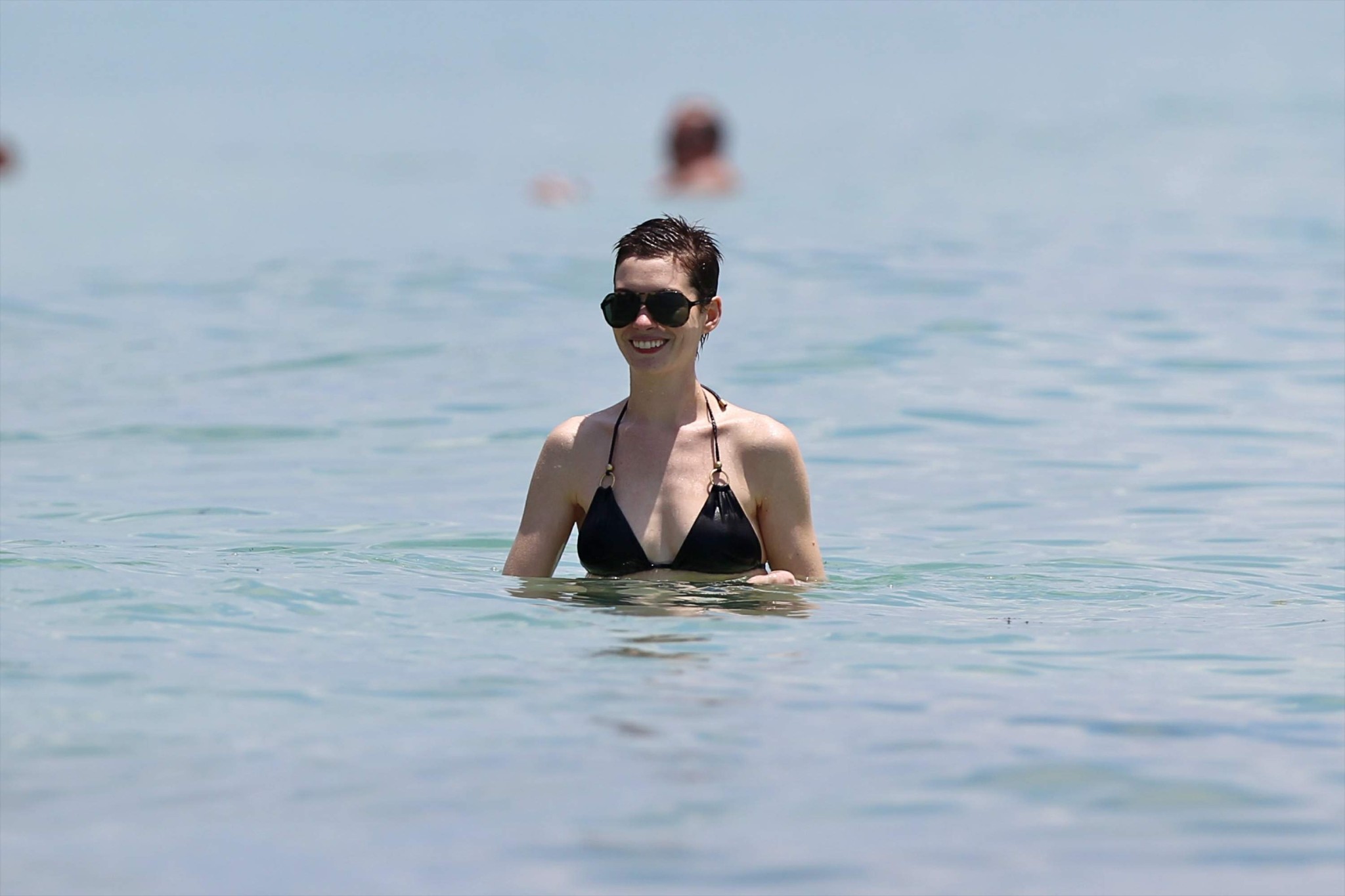 Anne hathaway portant un bikini noir sexy sur une plage de miami
 #75263449