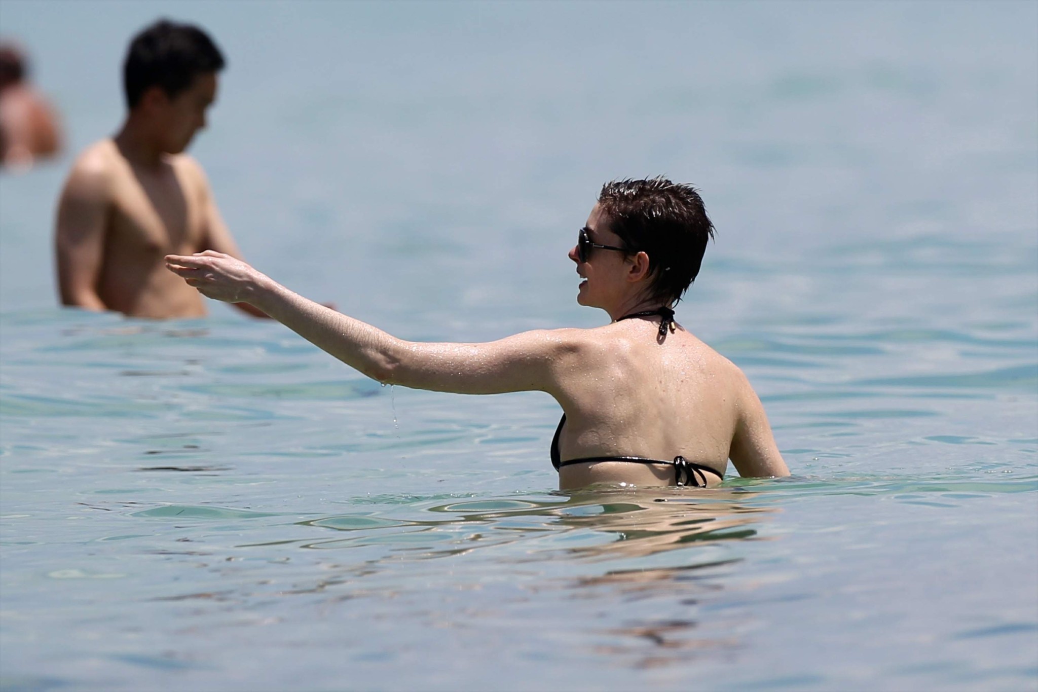 Anne hathaway portant un bikini noir sexy sur une plage de miami
 #75263457