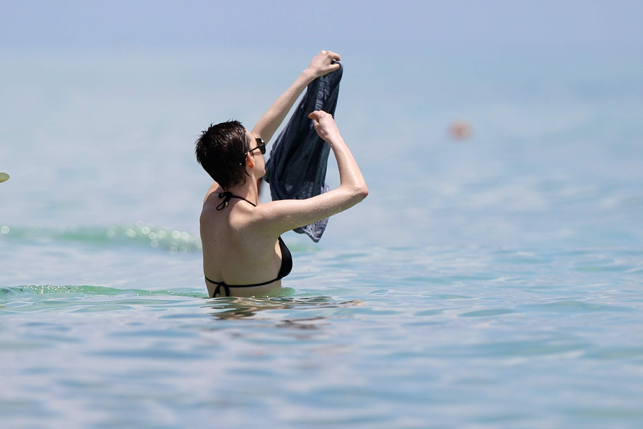 Anne hathaway portant un bikini noir sexy sur une plage de miami
 #75263479