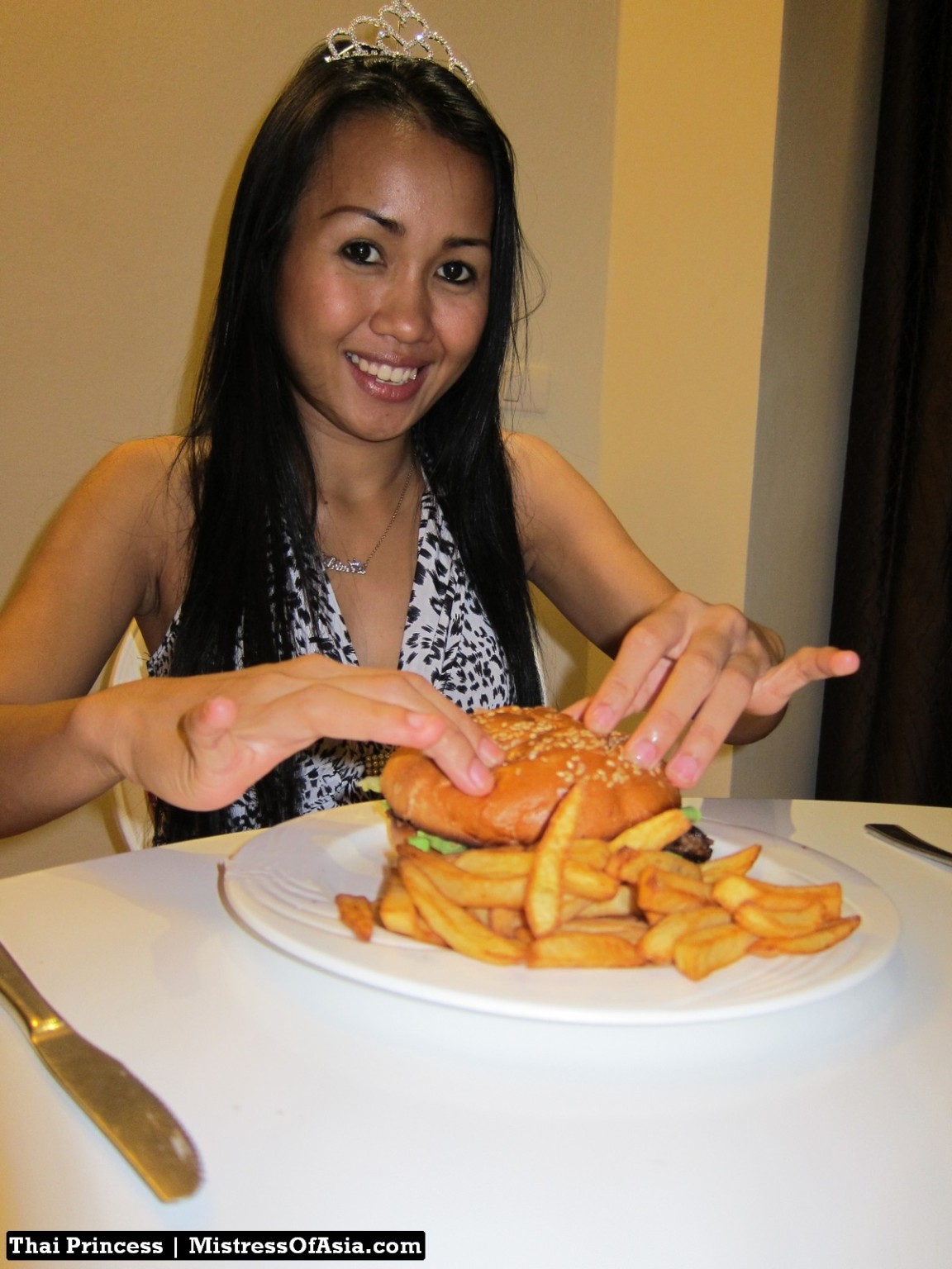 Princesse thaïlandaise mangeant un hamburger
 #69740260