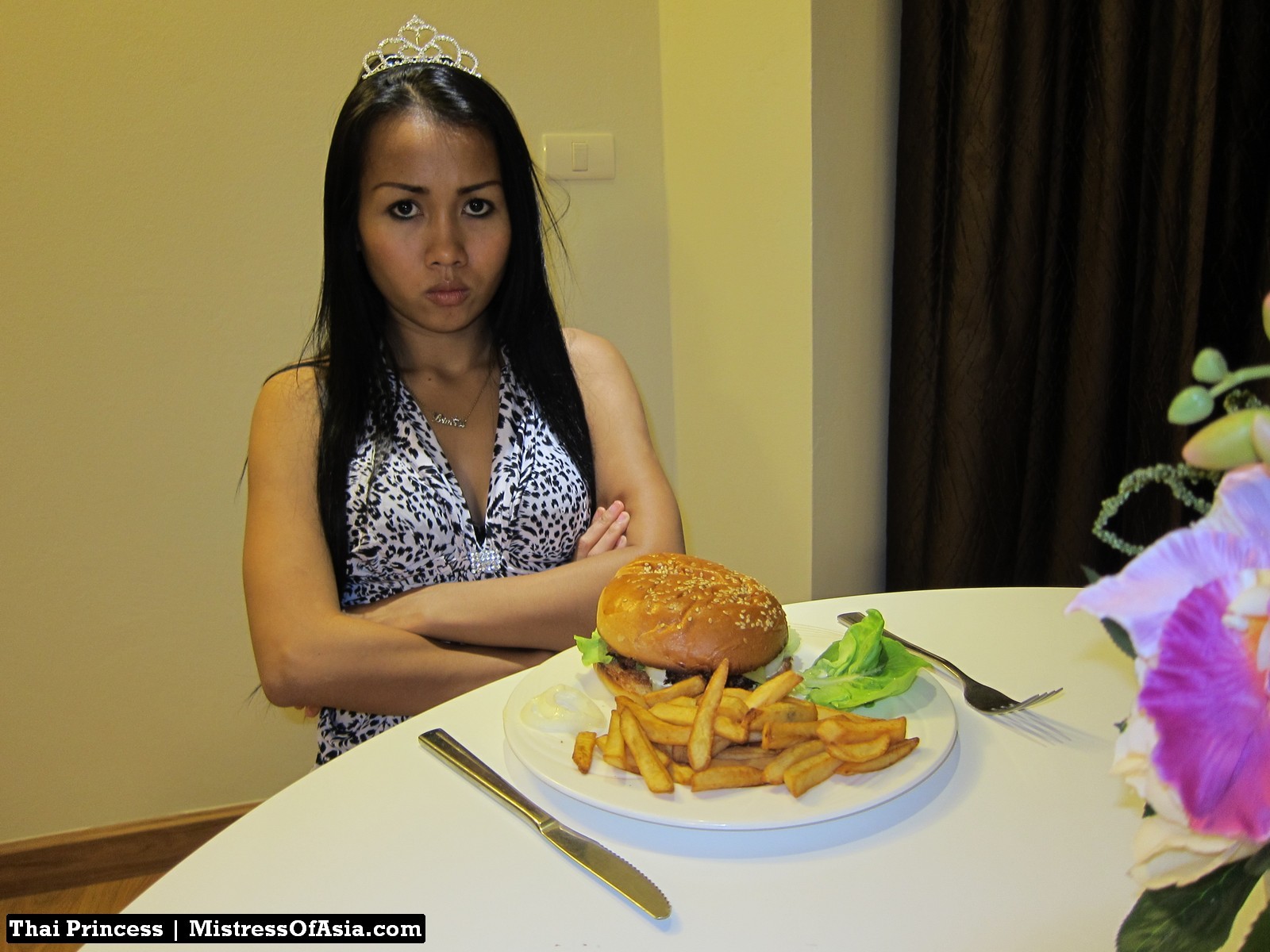 Princesa tailandesa comiendo hamburguesa
 #69740269