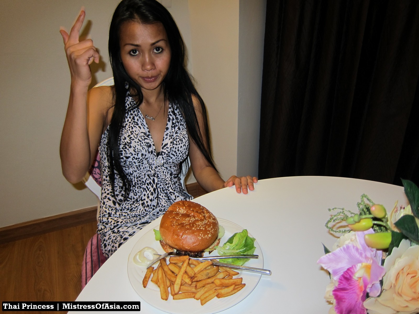 Princesa tailandesa comiendo hamburguesa
 #69740296