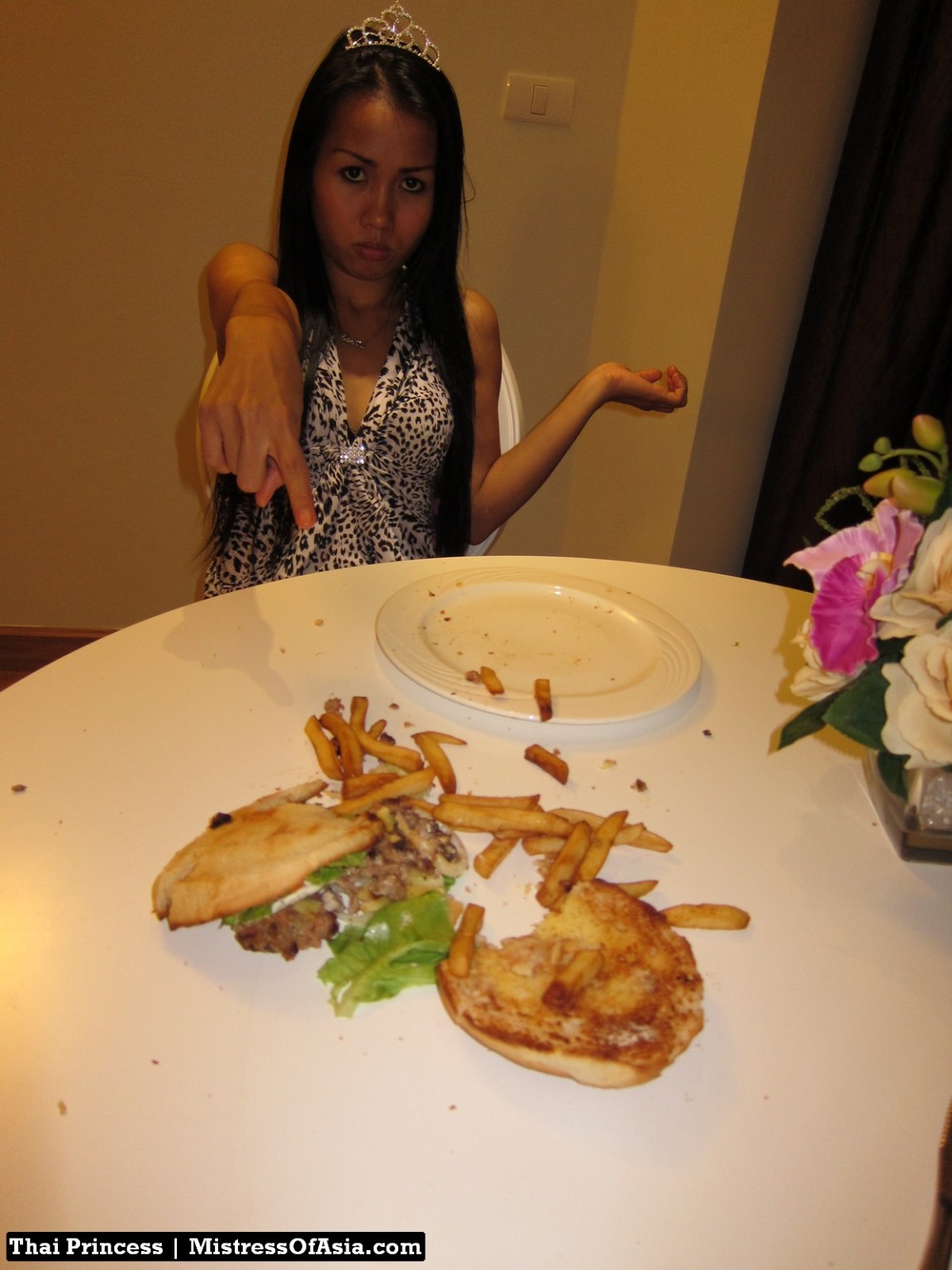 Princesa tailandesa comiendo hamburguesa
 #69740320