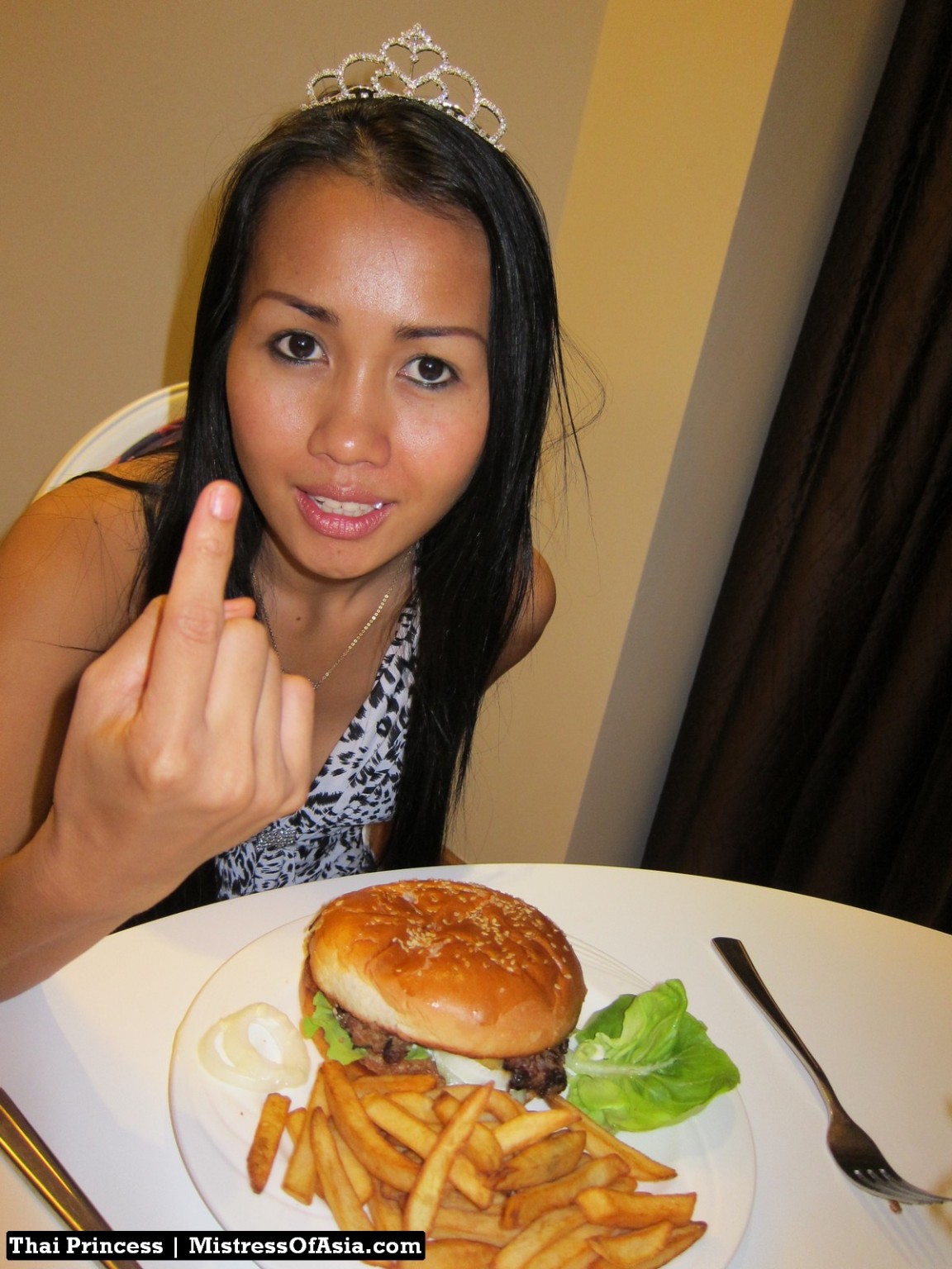 Princesse thaïlandaise mangeant un hamburger
 #69740331